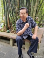 著名歌唱家李双江外出游玩被偶遇，84岁满头黑发面色红润状态好