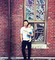 汪小菲晒图八年前后陪伴孩子时的对比图，引起网友热议