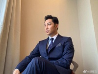 厉害！香港著名星二代去英国做交流生，16岁帅气逼人太像爸
