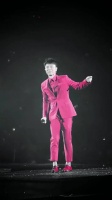 叶倩文助阵李克勤演唱会，一出场技惊四座，63岁依然身材火辣……