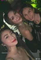 赌王孙女开庆生派对，何超琼携二房全员出动，奚梦瑶夫妇也来了