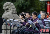 乌鲁木齐公园里举办交响音乐会