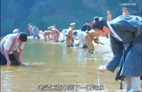 老头只是随便尝了一下河水，便立马判断出里面有金矿！