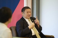 “大象打架，小草被踩受罪，新加坡当然不想被踩”