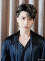 狗仔曝光蔡徐坤另一情人，公开亲密照和聊天记录，对方只有17岁