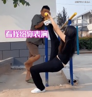 村花在守村人面前表演双杠，守村人说了一句“我感受不到你的美”