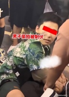 内蒙古：小伙当街摁倒偷拍男子，被一好心路人出言嘲讽：不至于吧