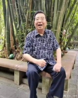 84岁的李双江逛公园，李天一没有陪同，路人打招呼亲切回应