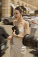 43岁张柏芝颜值能打 穿白色吊带裙现身巴黎好优雅