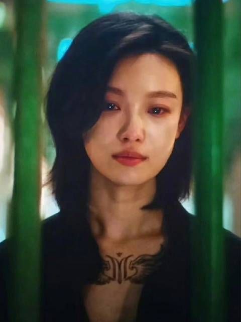 倪妮演技真的好绝 竟然能一边走路还能一遍对着冷冰冰的摄像头哭……