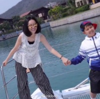 王琳儿子王诺近照释出，皮肤白皙，秀气俊朗，和小时候变化好大