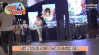 有狗仔拍到王子文牵着儿子现身机场……