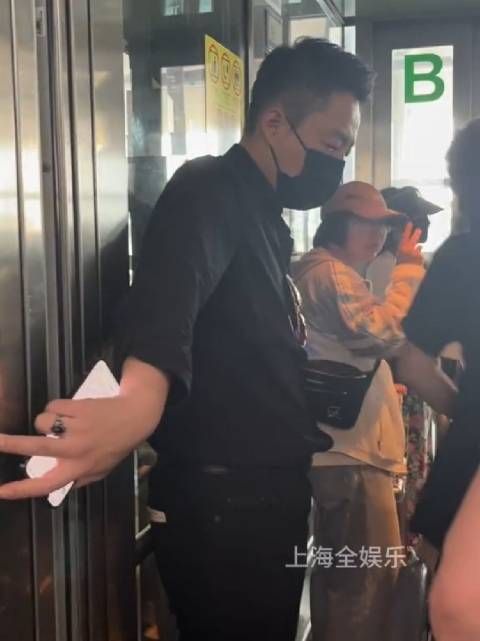 汪小菲独自回京,很绅士的为大家挡住电梯门,未见一双儿女
