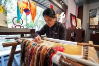 特写：在文化传承间穿针引线