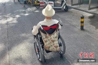 开电动轮椅的年轻人，少走三十年弯路？