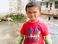 时隔多年，小马云再度翻红，手捧1800元大龙虾成网红吃播