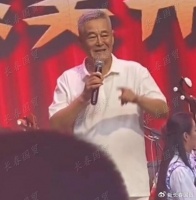 时隔四年赵本山再次登台献唱，66岁满头白发变这样了