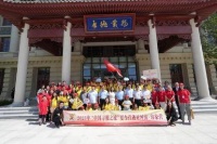 千红万紫安排著 相逢携手谱华章