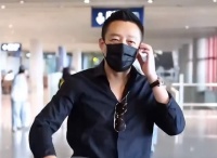 汪小菲与大S谈崩了，没有将孩子接回北京，独自现身机场满脸尬笑