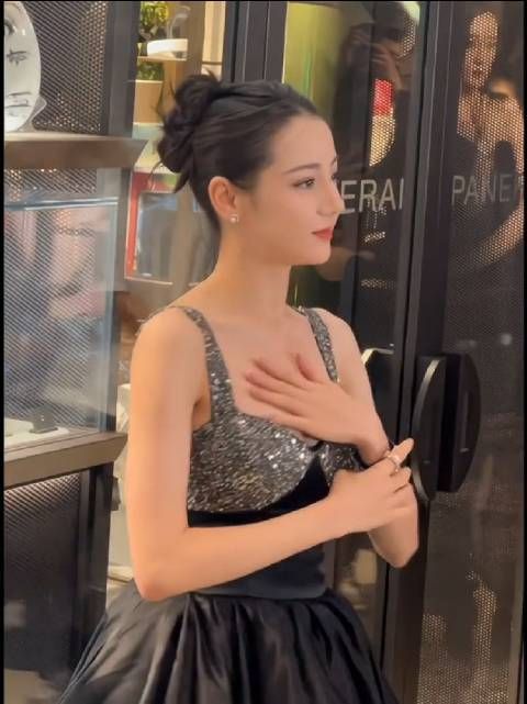 姐一身反骨 想捂就捂