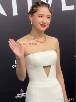 何超莲白色抹胸鱼尾裙造型亮相红毯……