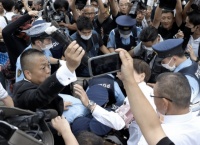 安倍被枪杀一周年祭奠，现场又出事了