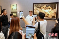 王嘉陵油画创作50周年回顾展在天津举行 200件作品绘就形色协奏曲