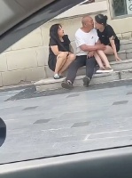 这俩女的图老头什么啊？