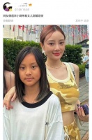 李小璐带甜馨上街引热议，女儿皮肤黝黑打扮丑，长相神似贾乃亮