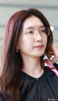 江疏影机场素颜，皮肤确实很白