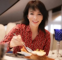 周润发当众亲吻65岁香港知名女星引热议，两人合作无间，感情要好