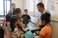 普陀这里有个集邮达人，通过邮票讲“四史”