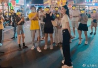 56岁李若彤现身街头状态年轻 双腿修长马甲线明显