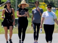 金·卡戴珊罕见素颜外出，脸上痘印明显，与朋友们并肩而行像素人