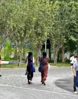 李嫣与继母海哈金喜逛街，网友：王菲是真体面人！