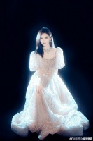 景甜泡泡袖公主裙，在发光的甜甜，好美好梦幻！