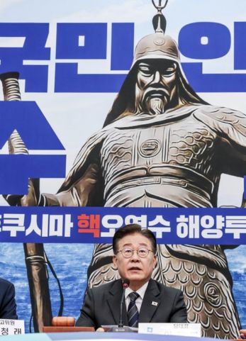 10日会议上,李在明在“李舜臣”前发表讲话,图自《中央日报》