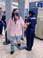 网友机场偶遇张柏芝过安检，44岁了还是这么美，状态真好