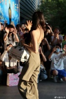 迪丽热巴机场路透，她身上真的好明显的女明星气质……