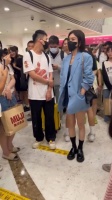 秦岚在机场坐电梯直接被路人拿手机怼着脸拍……
