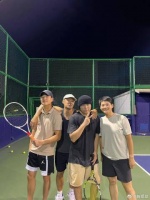 周杰伦晒与余文乐打网球照 默契搭肩笑容灿烂