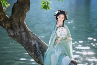 诗经里的“青青子衿”到底是什么颜色呢？答案令你感到意外和激动！