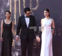 费翔红毯互动引发网友思考，明星们应注重行为举止的尺度与影响力