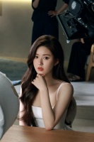 赵露思最新花絮照，和白裙适配度百分百 工作中的露思也太米咯