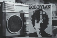 鲍勃·迪伦新书《答案在风中飘》：嘘，这是水底游过去的影子