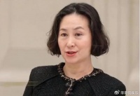 何超琼60岁喜迎第二春，与神秘男友热吻拥抱，男方身份引网友疯传！