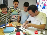 南通崇川幸福街道开展篆刻体验进社区活动