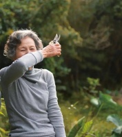 70岁女人：别再穿花衣挥丝巾了！学日本奶奶这么穿，更优雅高级