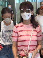 69岁赵雅芝现身机场，身材保持真好，粉色系打扮也怪好看的