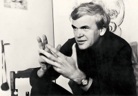 董强：米兰·昆德拉的“笑”与“忘”